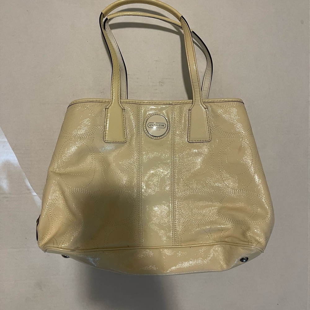 Coach F15658 SV/WT Medium Satchel Handbag - SV Yellow

Staining on back